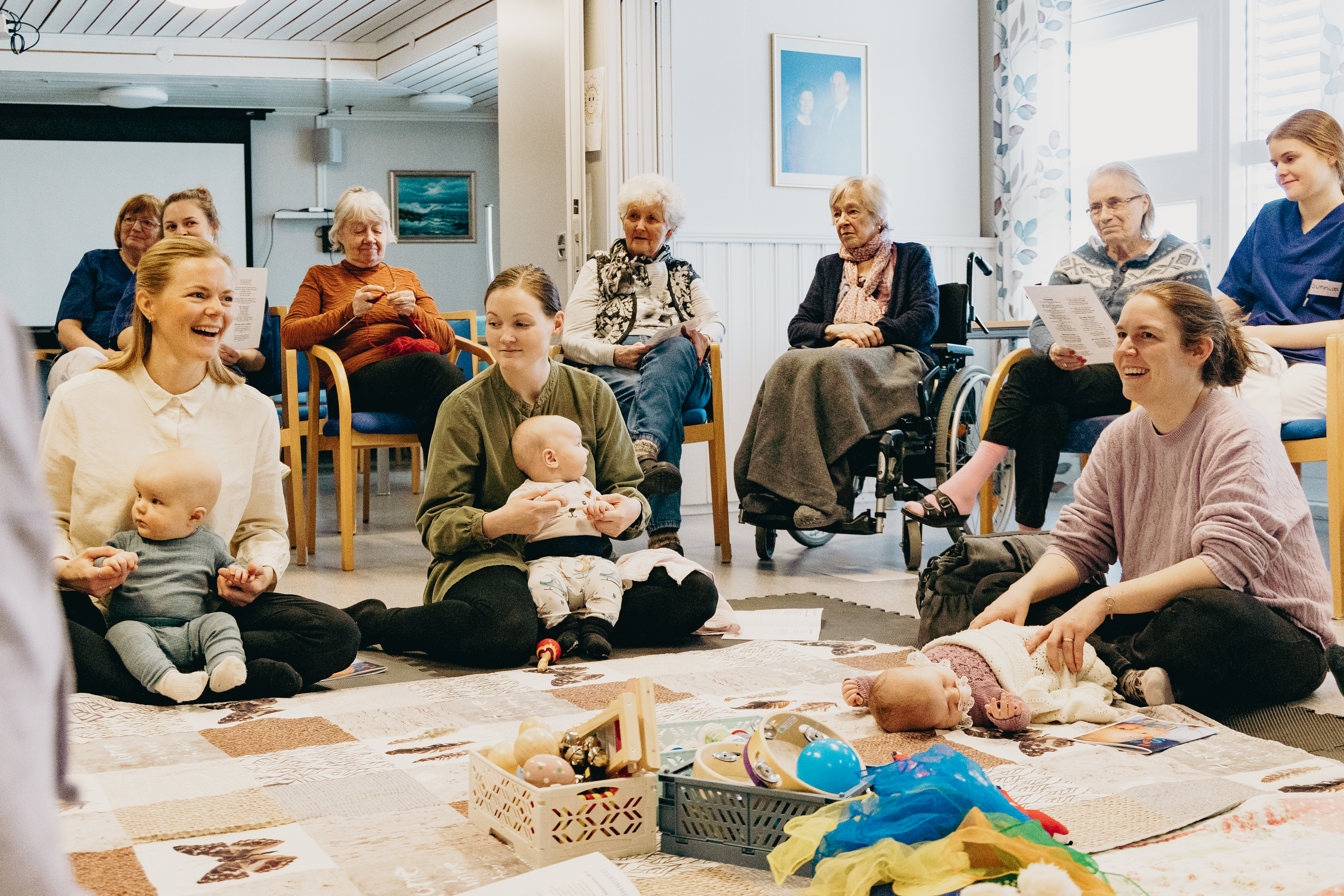 Barn og voksne på babysang på omsorgsbolig